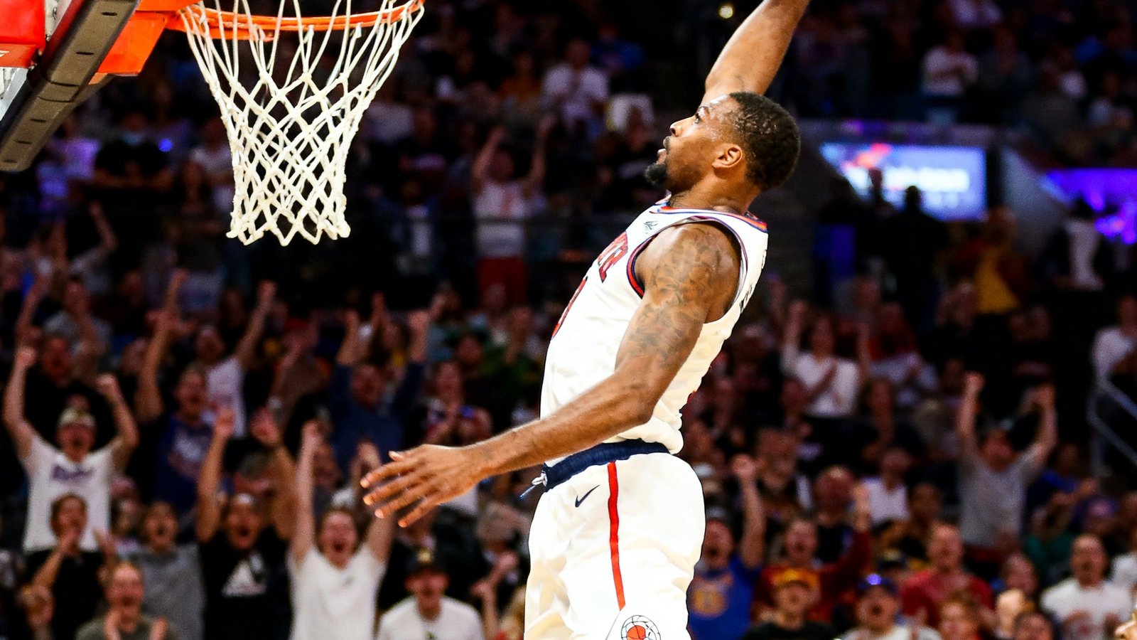 NBA比赛中球员飞身暴扣的慢动作回放视频封面，篮球即将入筐的瞬间被定格，背景观众起立惊呼